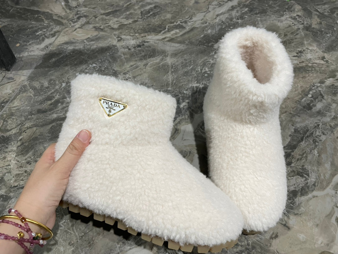 PRADA 26S ANKLE BOOTS IN WHITE FUR