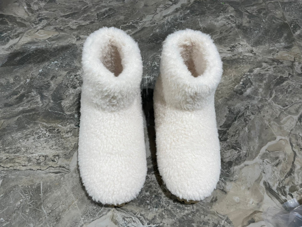 PRADA 26S ANKLE BOOTS IN WHITE FUR