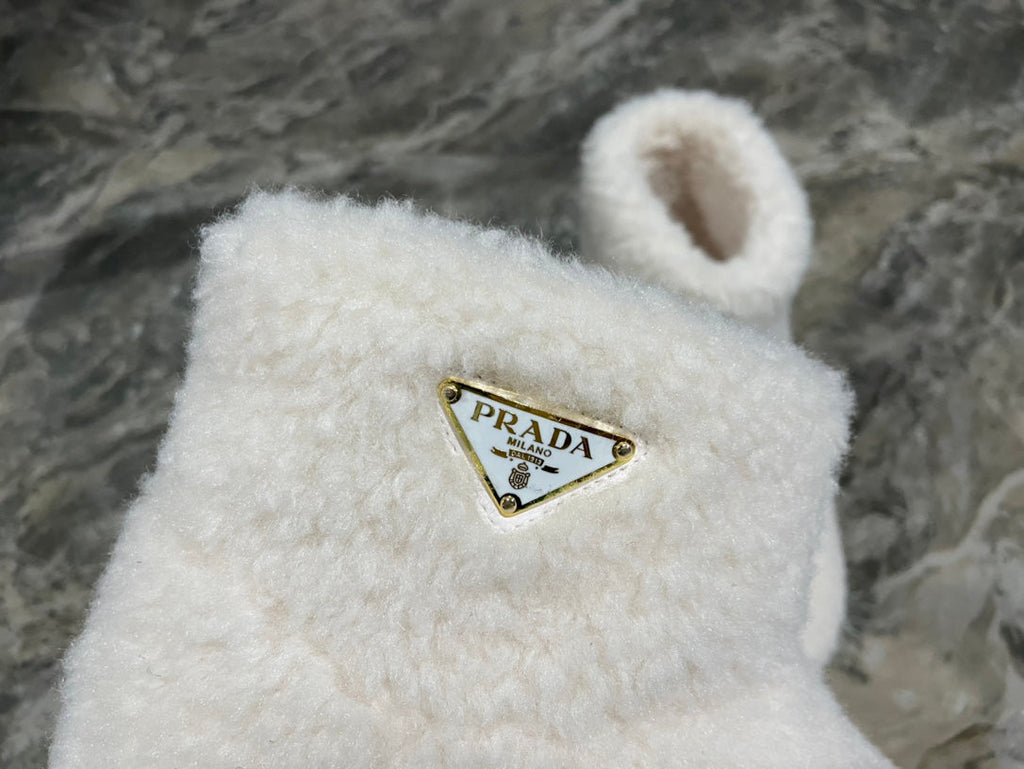 PRADA 26S ANKLE BOOTS IN WHITE FUR
