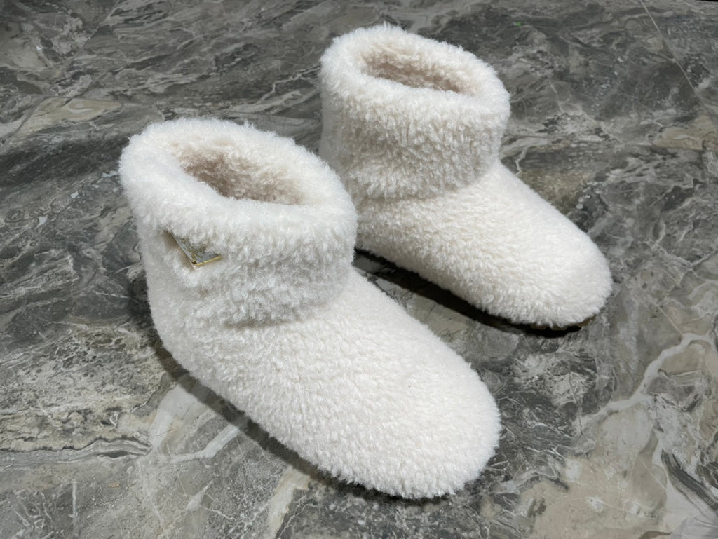 PRADA 26S ANKLE BOOTS IN WHITE FUR
