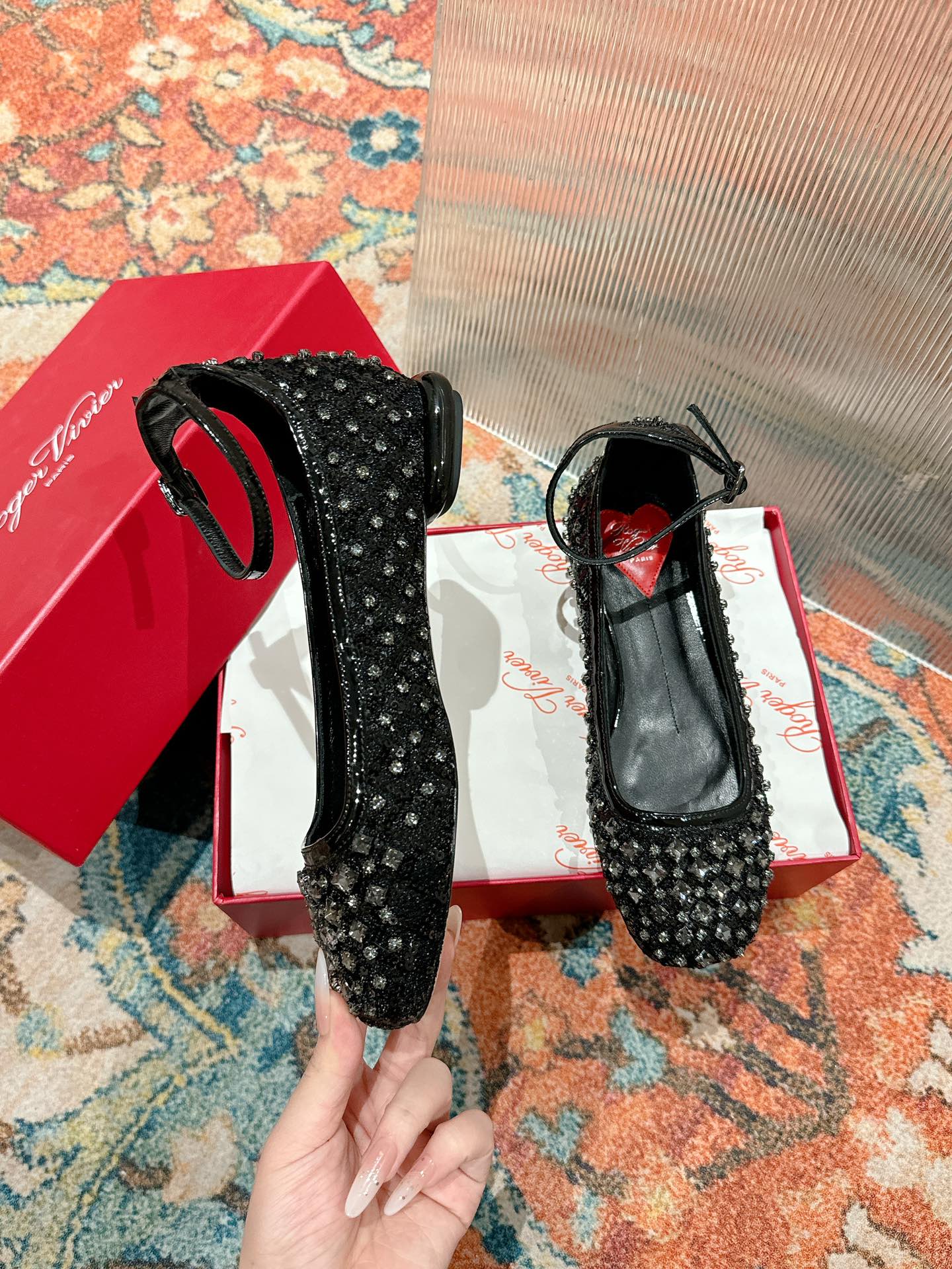 BALLERINAS IN BLACK FABRIC WITH CRYSTAL DETAILING