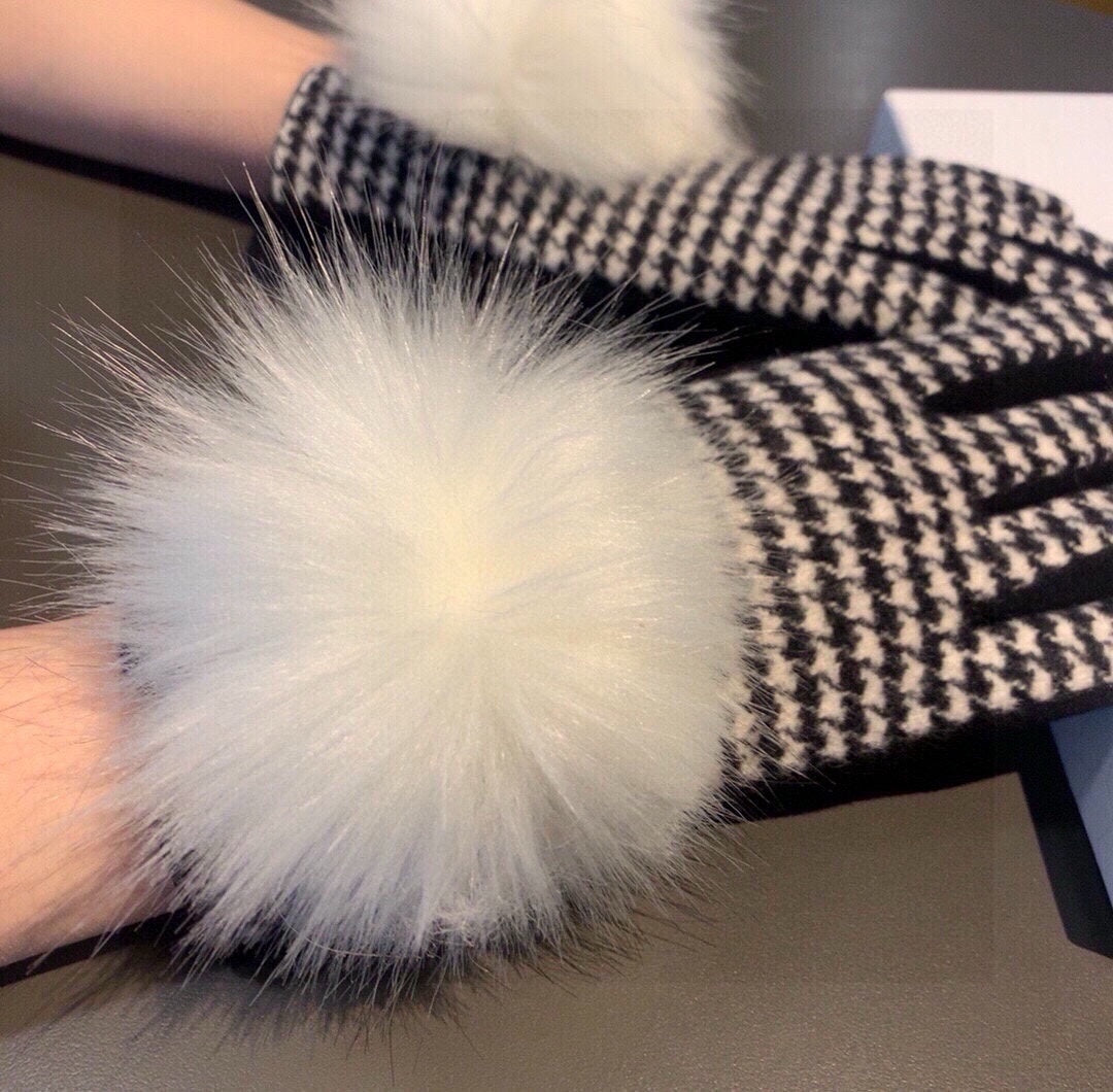 CD WOOL GLOVES WITH FOX FUR BALL BLACK MIX WHITE 397065
