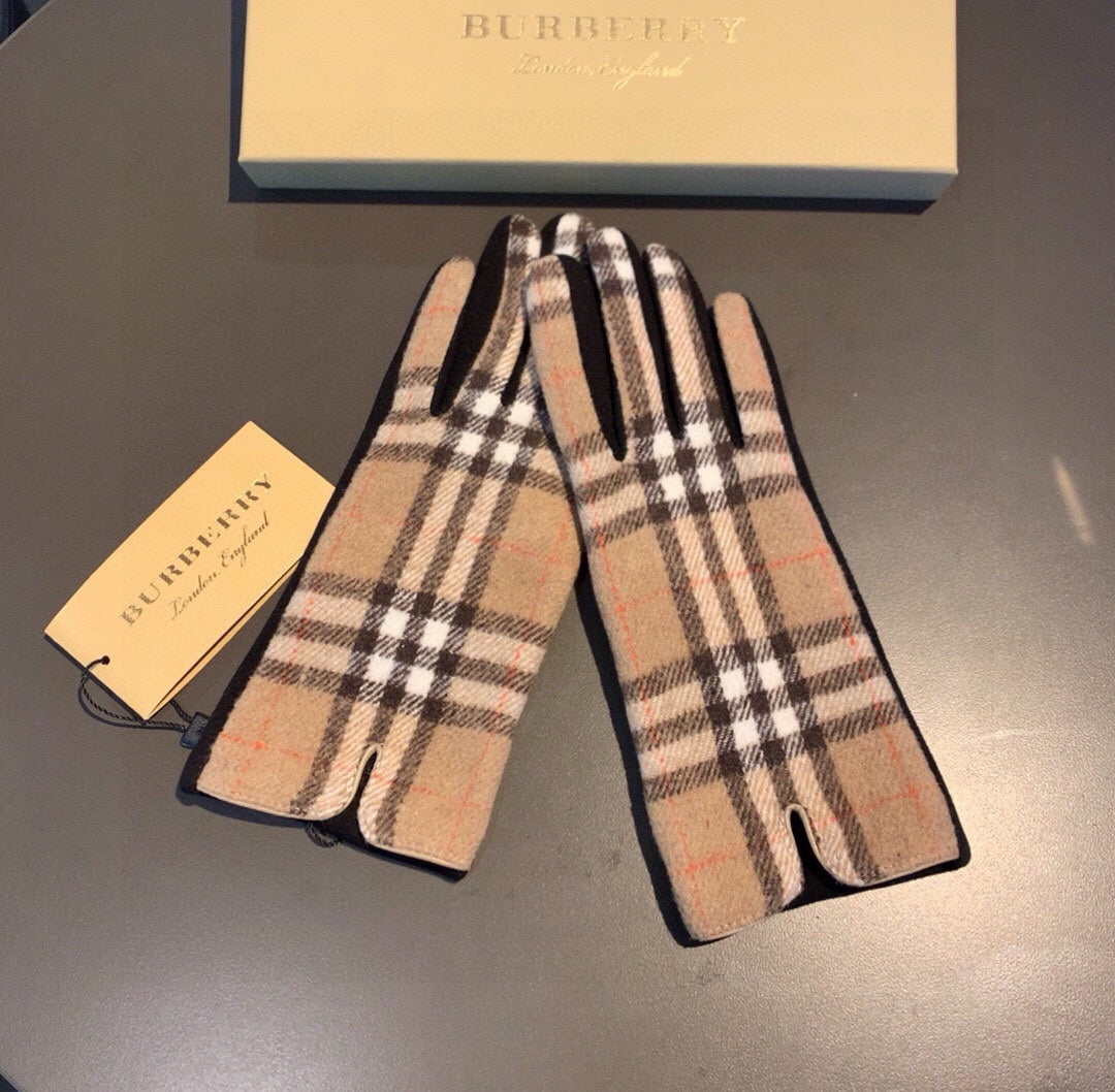GLOVES IN CAMEL BEIGE AND BLACK WOOL 448244