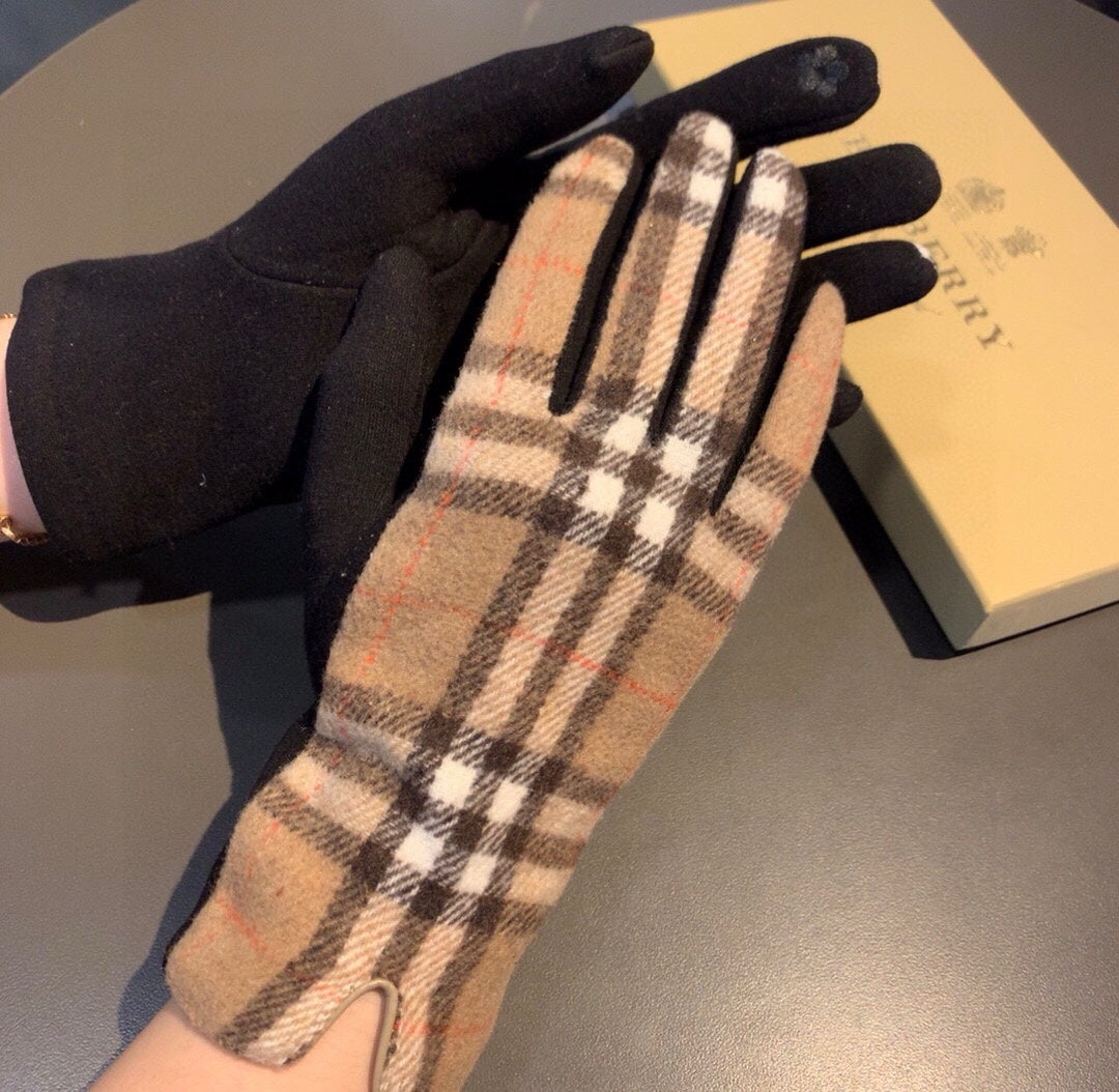 GLOVES IN CAMEL BEIGE AND BLACK WOOL 448244