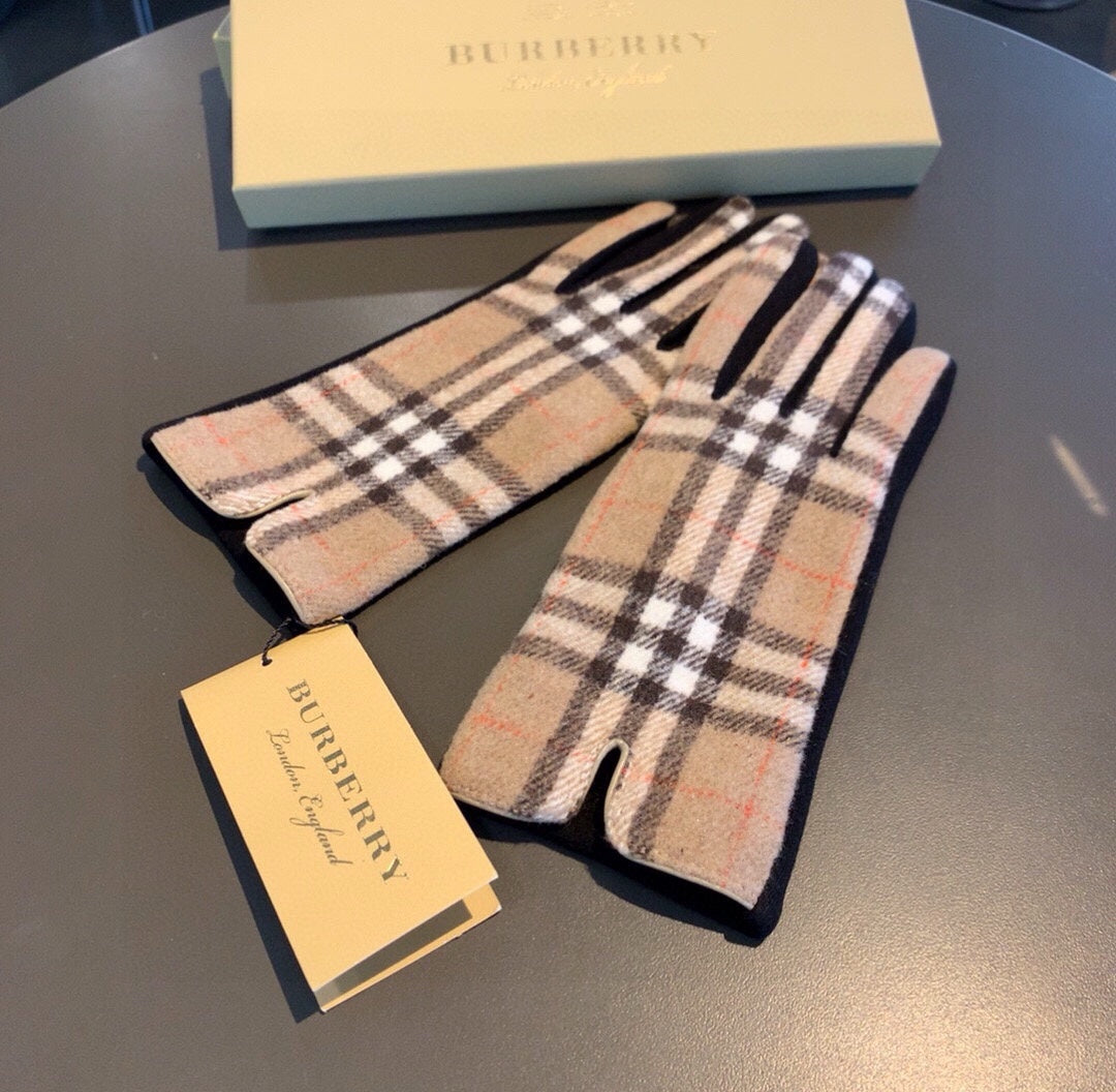 GLOVES IN CAMEL BEIGE AND BLACK WOOL 448244