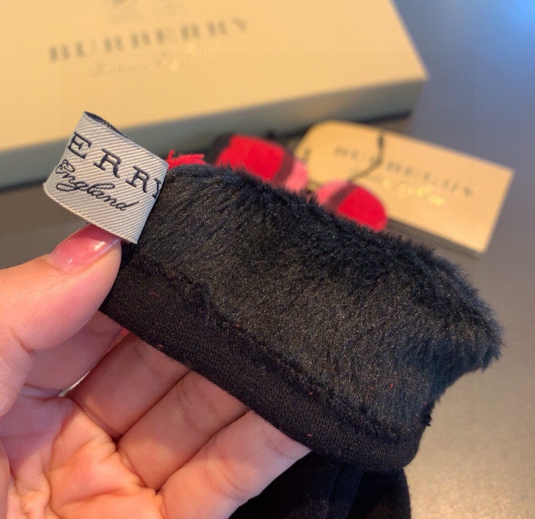 GLOVES IN CHERRY RED AND BLACK WOOL 448245