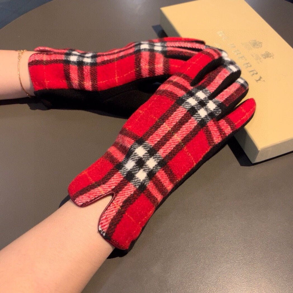 GLOVES IN CHERRY RED AND BLACK WOOL 448245