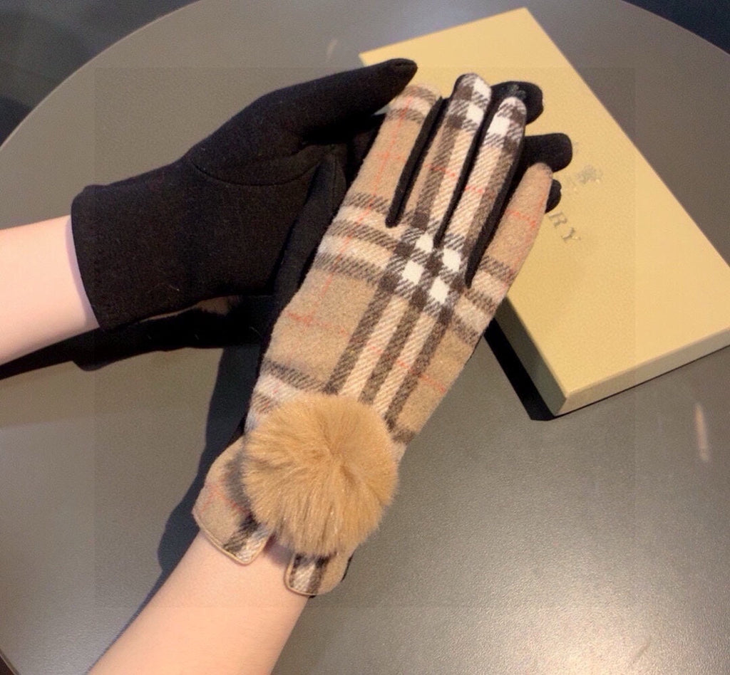 GLOVES IN CAMEL BEIGE AND BLACK WOOL WITH RABBIT FUR 448246