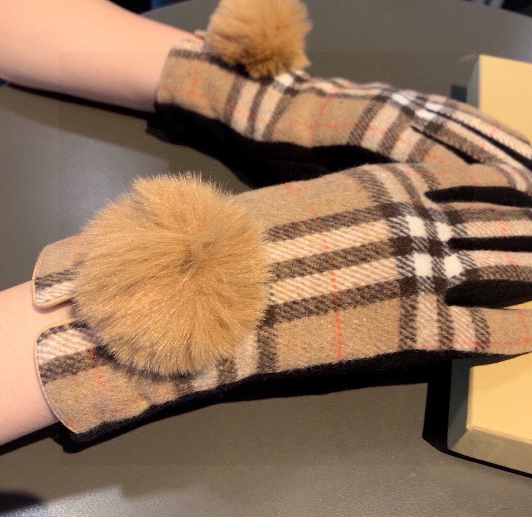GLOVES IN CAMEL BEIGE AND BLACK WOOL WITH RABBIT FUR 448246