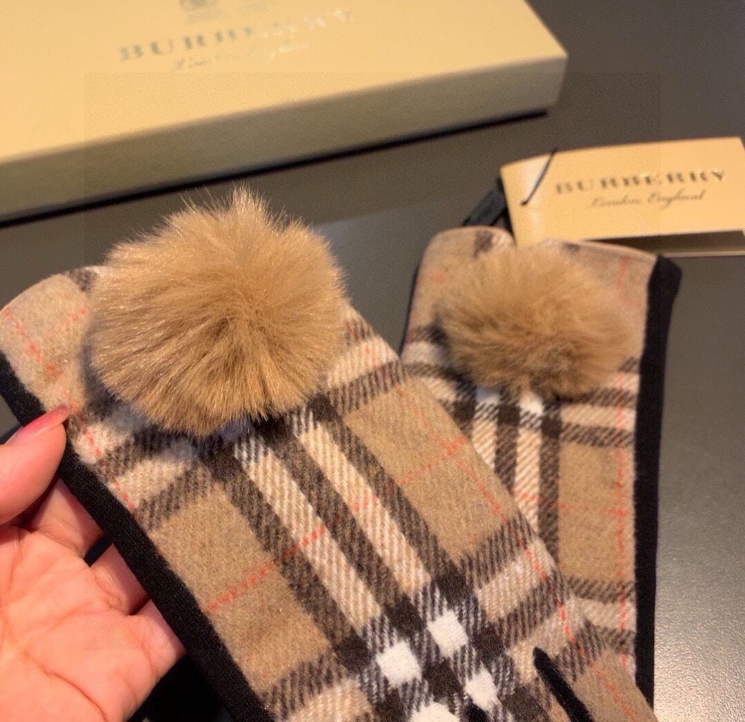 GLOVES IN CAMEL BEIGE AND BLACK WOOL WITH RABBIT FUR 448246