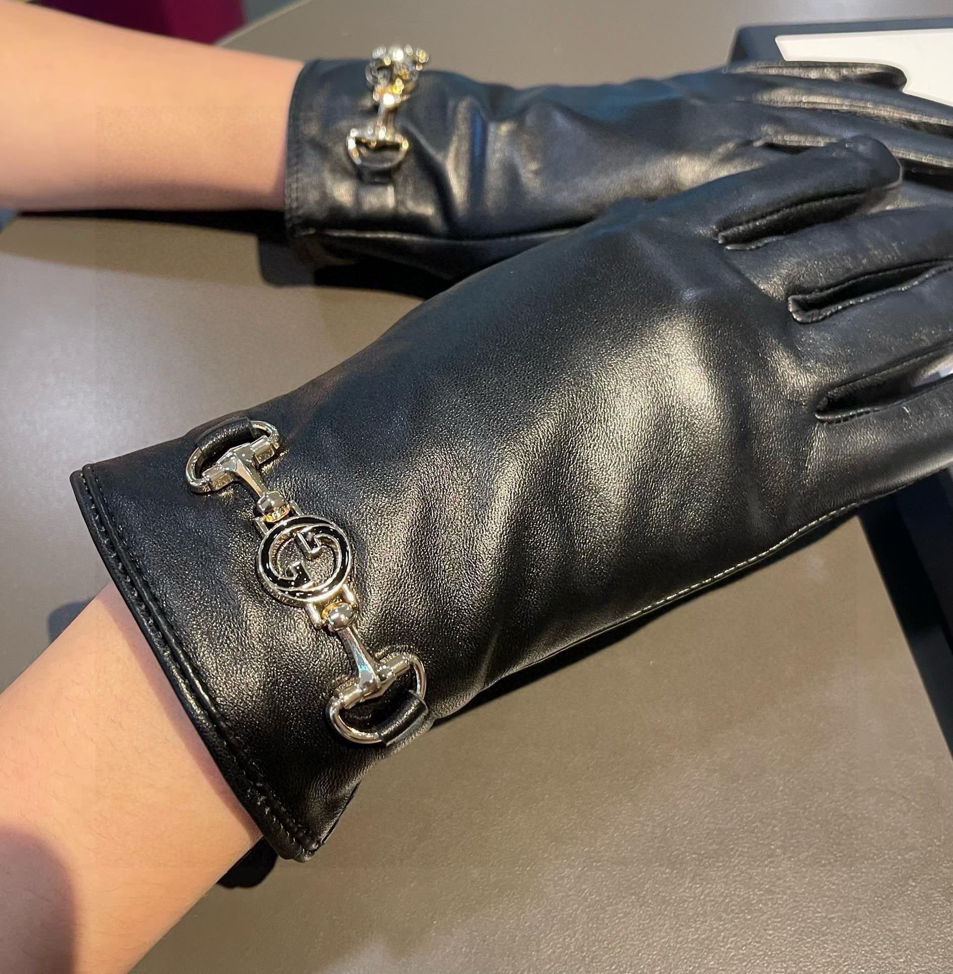 TOUCHSCREEN GLOVES IN BLACK LAMBSKIN AND CASHMERE LINING 462259