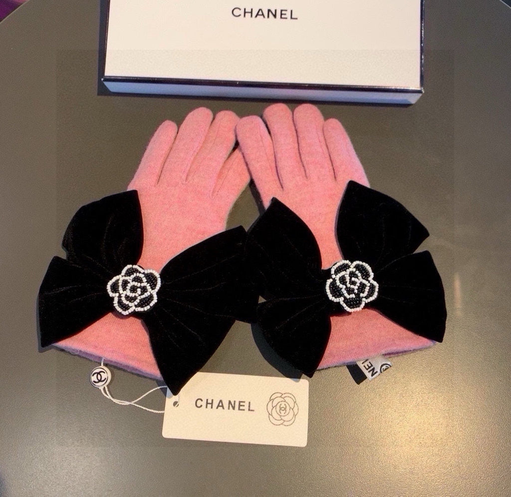 GLOVES IN FLAMINGO PINK WOOL WITH LARGE BLACK BOW 464995