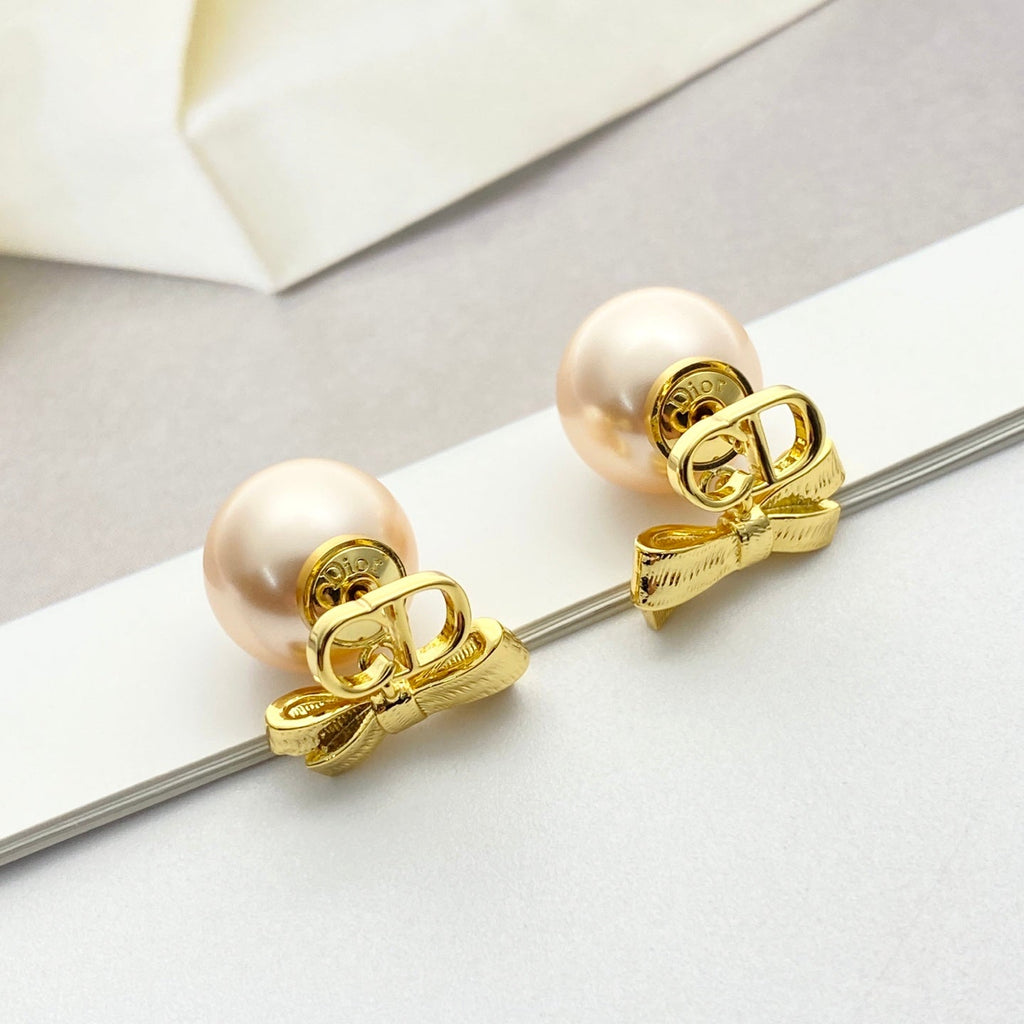 CD 26S PEARL BOW DROP EARRINGS IN GOLD TONE METAL 644484