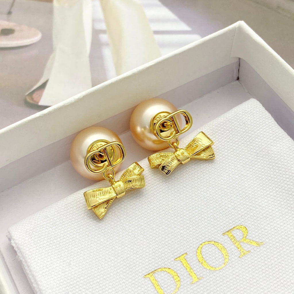 CD 26S PEARL BOW DROP EARRINGS IN GOLD TONE METAL 644484