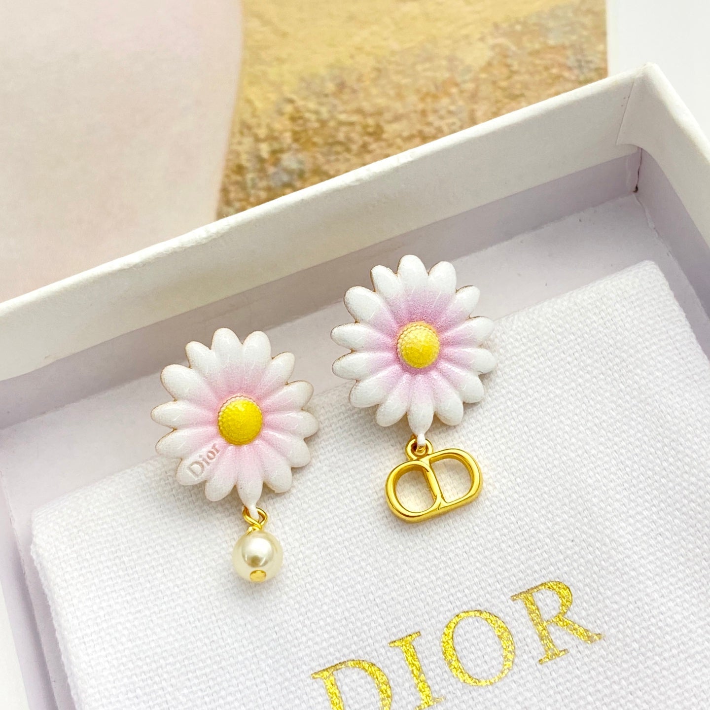 CD 26S DAISY PEARL MISMATCH DROP EARRINGS IN GOLD TONE METAL 645654