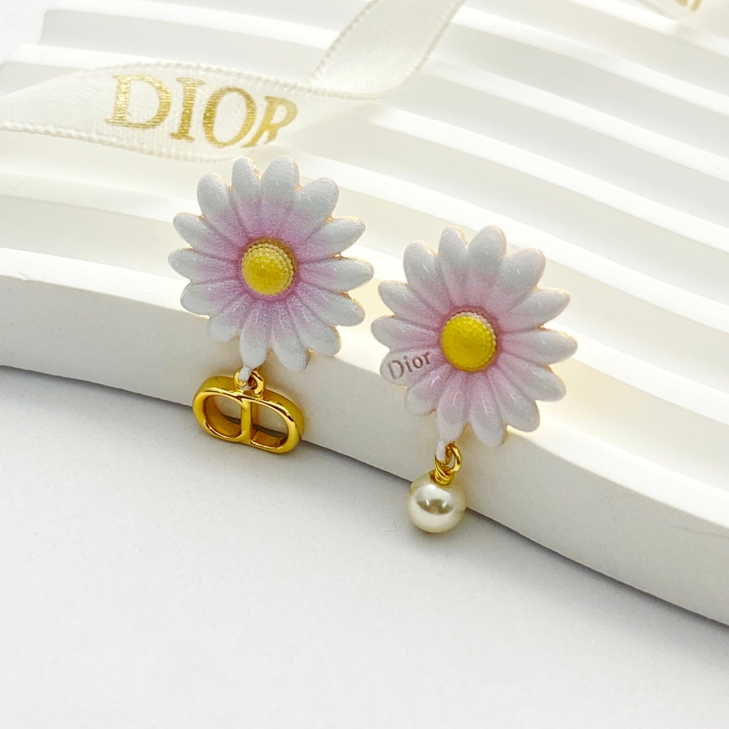 CD 26S DAISY PEARL MISMATCH DROP EARRINGS IN GOLD TONE METAL 645654