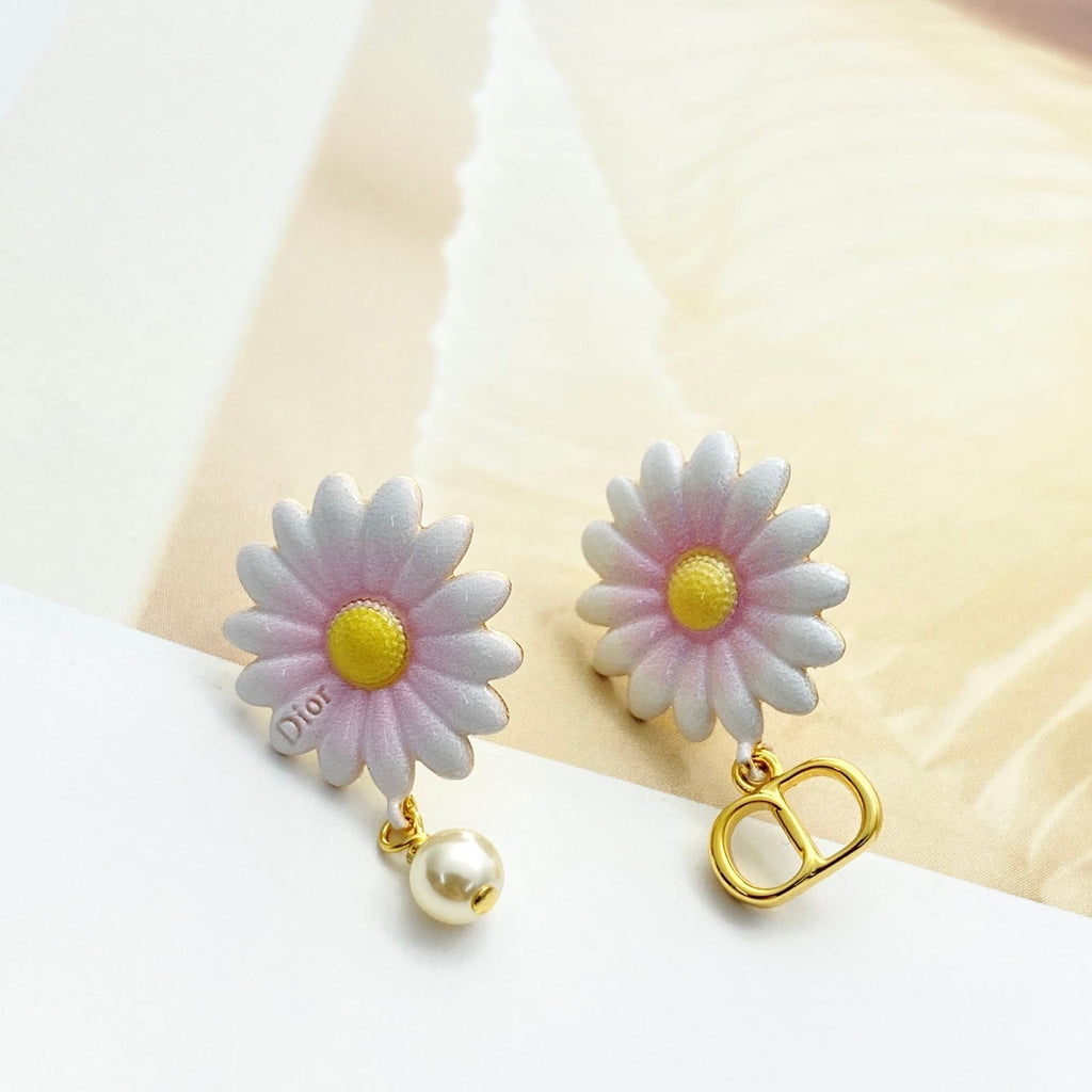 CD 26S DAISY PEARL MISMATCH DROP EARRINGS IN GOLD TONE METAL 645654