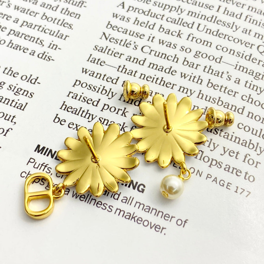 CD 26S DAISY PEARL MISMATCH DROP EARRINGS IN GOLD TONE METAL 645654