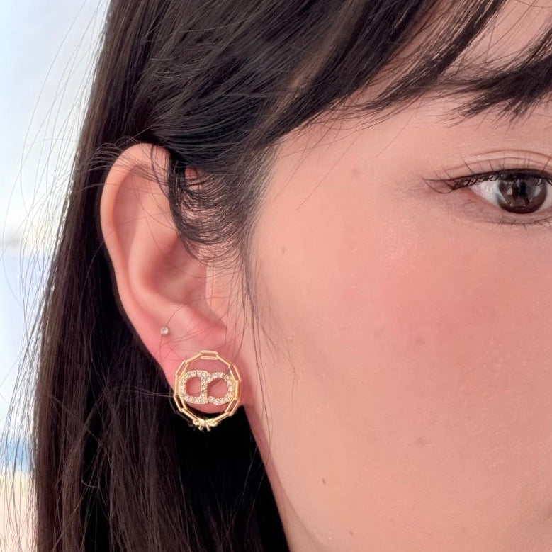 CD 26S CRYSTAL CHAIN LOGO STUD EARRINGS IN GOLD TONE METAL 645655