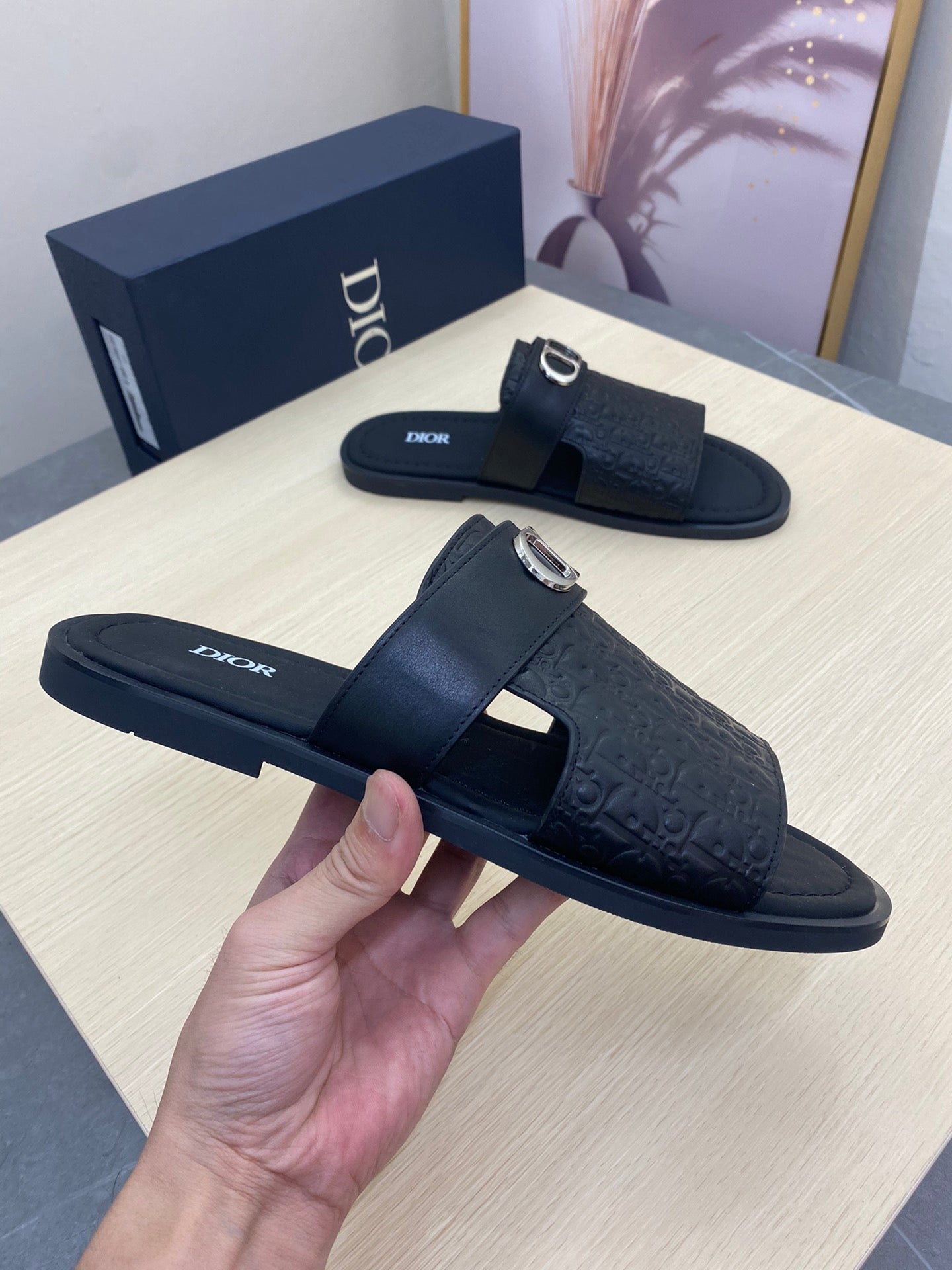 CD SYMBOL SLIDE CUT SANDAL BLACK CALSKIN