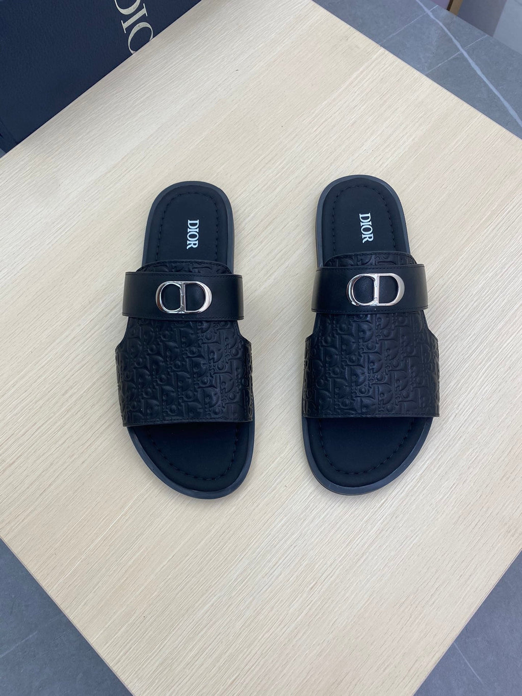 CD SYMBOL SLIDE CUT SANDAL BLACK CALSKIN
