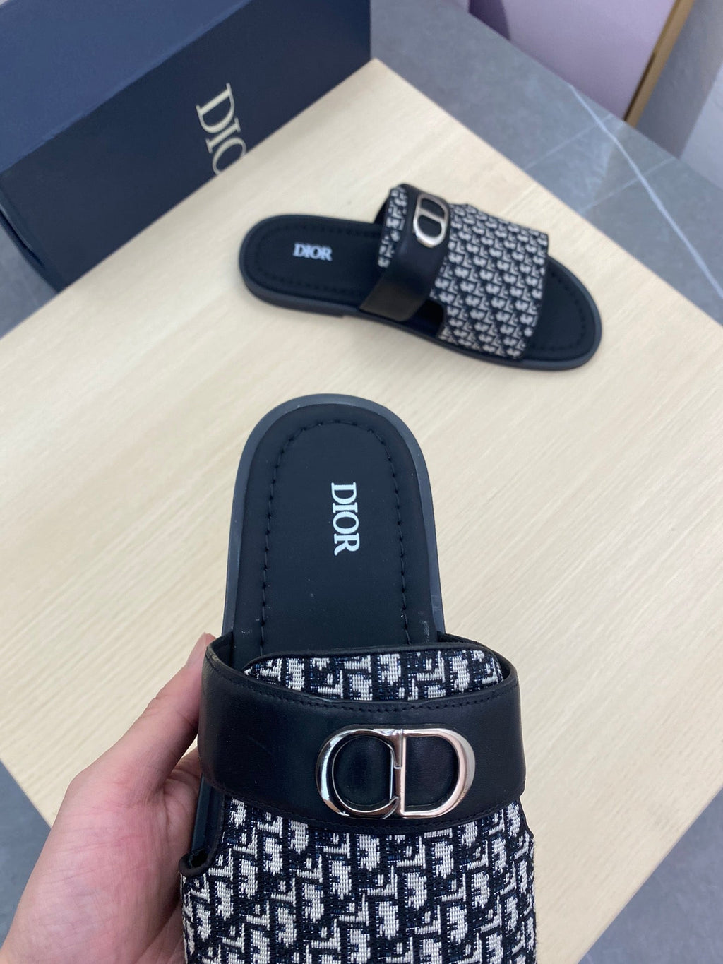 CD SYMBOL SLIDE CUT SANDAL BLACK AND WHITE JACQUARD