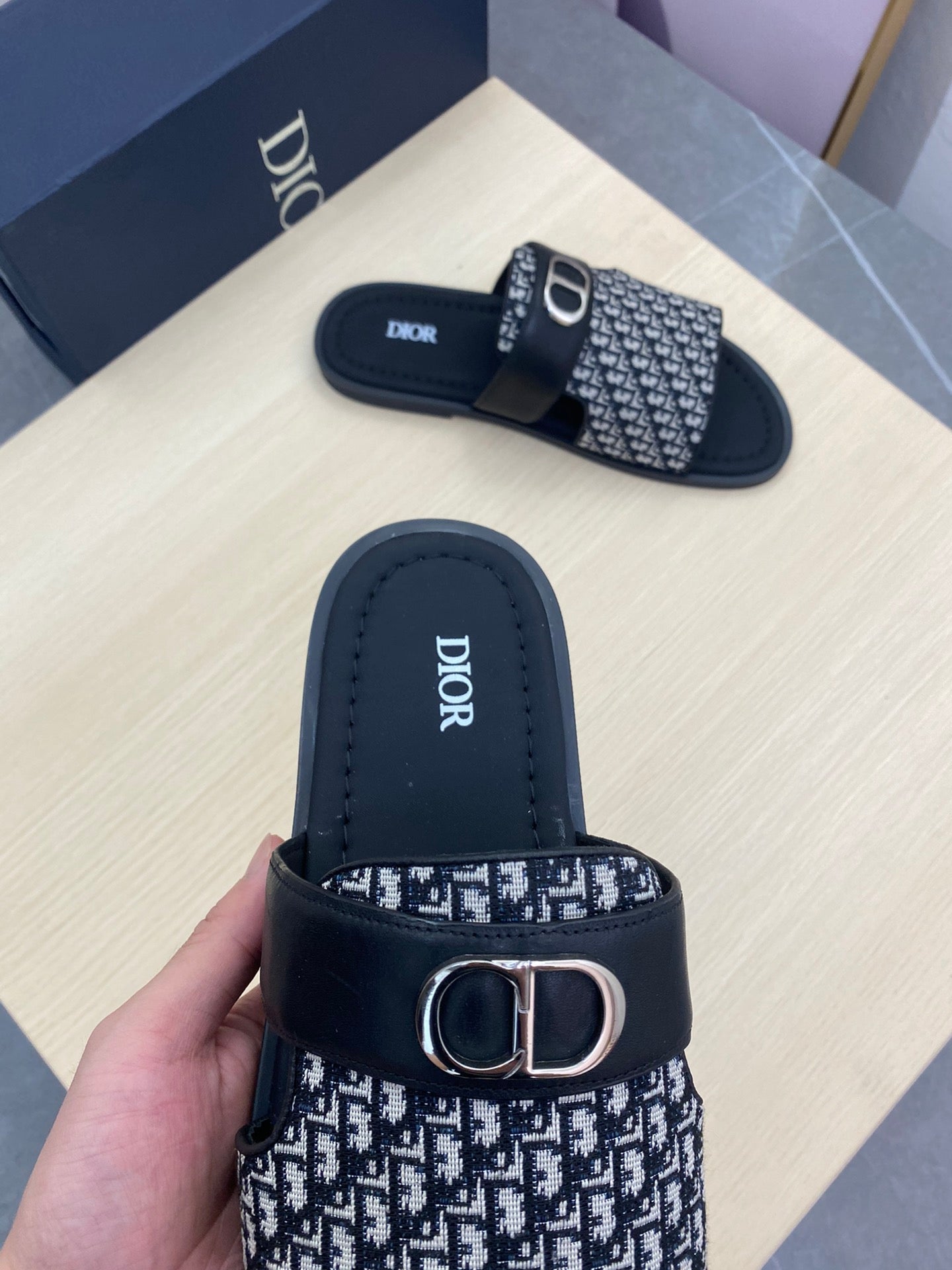 CD SYMBOL SLIDE CUT SANDAL BLACK AND WHITE JACQUARD