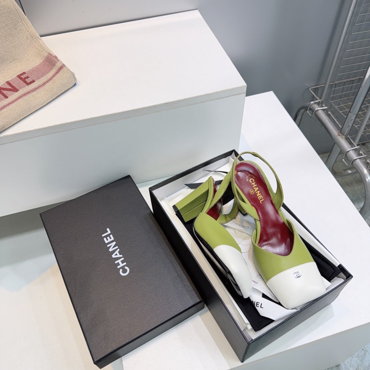 CHANEL 26S SLINGBACK 95 MM IN GREEN LAMBSKIN WITH WHITE CAP TOE