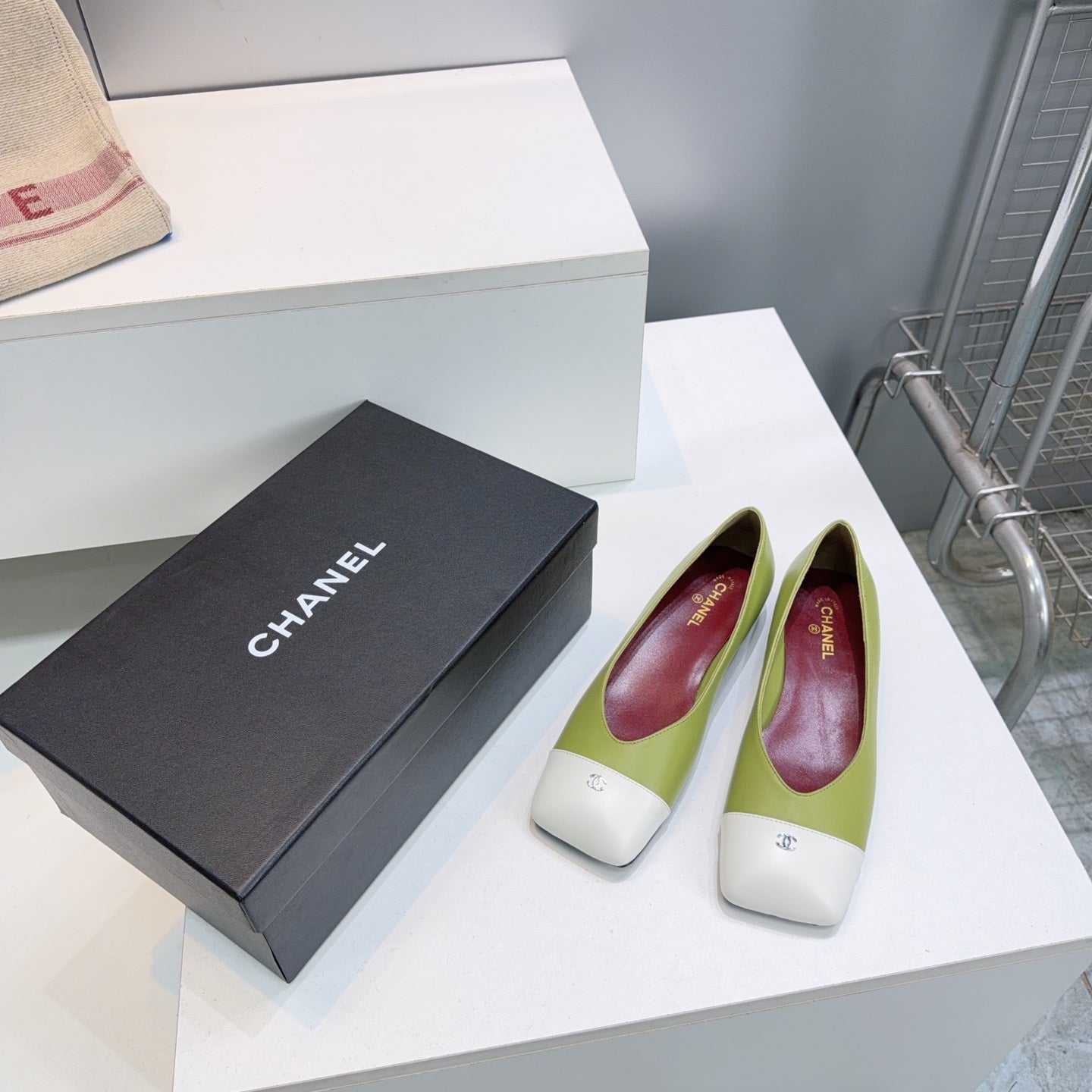 CHANEL 26S FLATS IN GREEN LAMBSKIN WITH WHITE CAP TOE