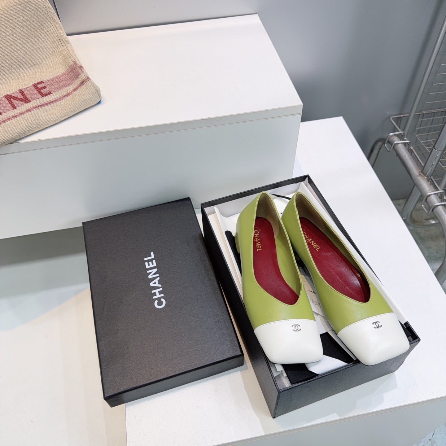 CHANEL 26S FLATS IN GREEN LAMBSKIN WITH WHITE CAP TOE
