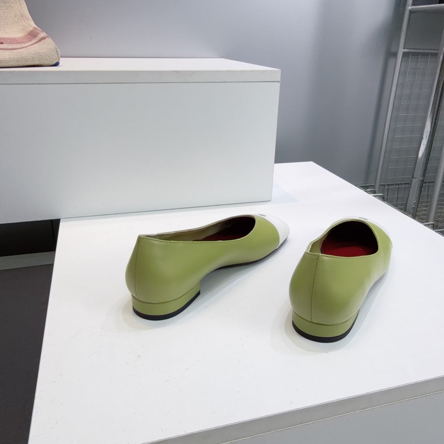 CHANEL 26S FLATS IN GREEN LAMBSKIN WITH WHITE CAP TOE