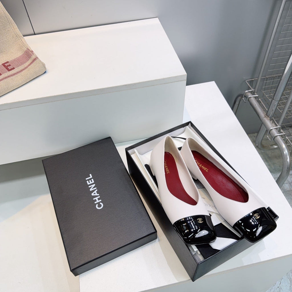 CHANEL 26S FLATS IN WHITE LAMBSKIN WITH BLACK CAP TOE