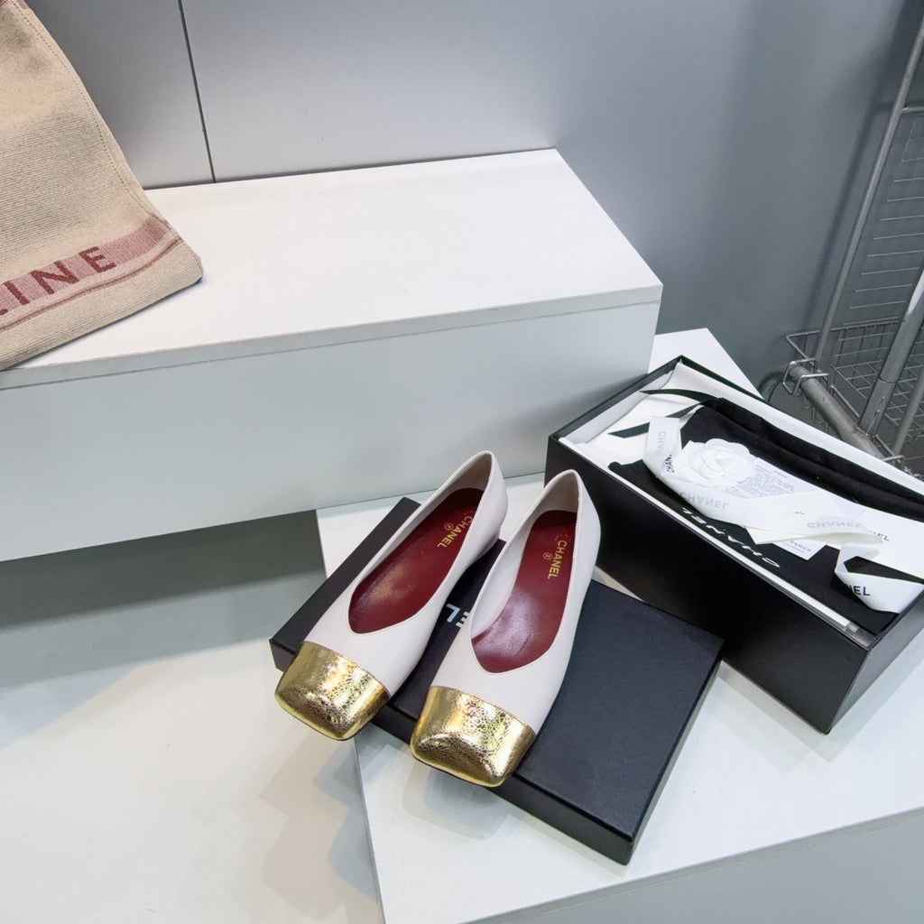 CHANEL 26S FLATS IN WHITE LAMBSKIN WITH GOLD CAP TOE