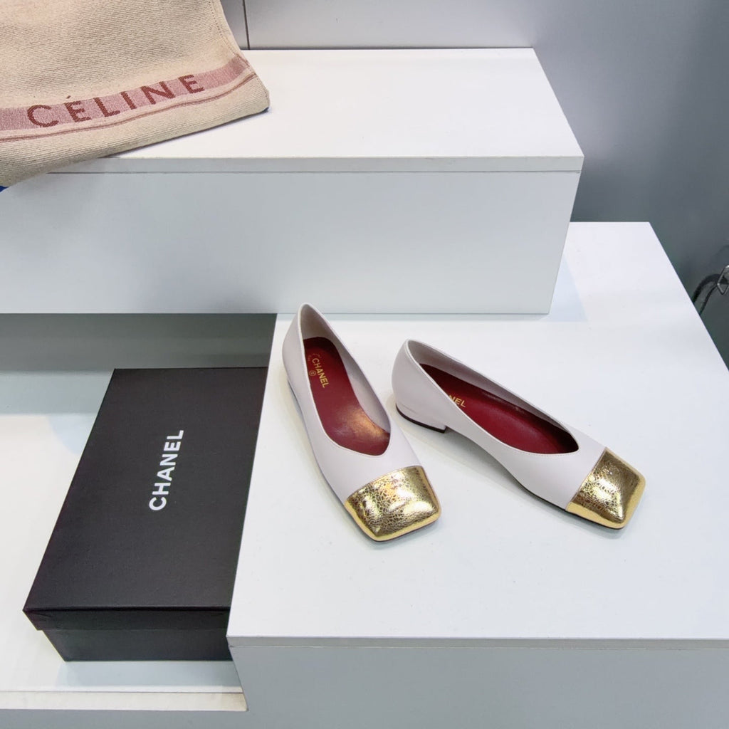 CHANEL 26S FLATS IN WHITE LAMBSKIN WITH GOLD CAP TOE
