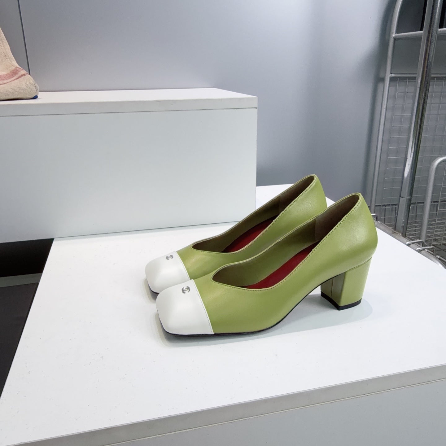 CHANEL 26S SQUARE-TOE HIGH HEELS 55 MM IN GREEN LAMBSKIN WITH WHITE CAP TOE
