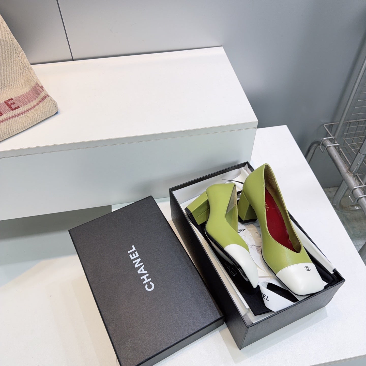 CHANEL 26S SQUARE-TOE HIGH HEELS 55 MM IN GREEN LAMBSKIN WITH WHITE CAP TOE