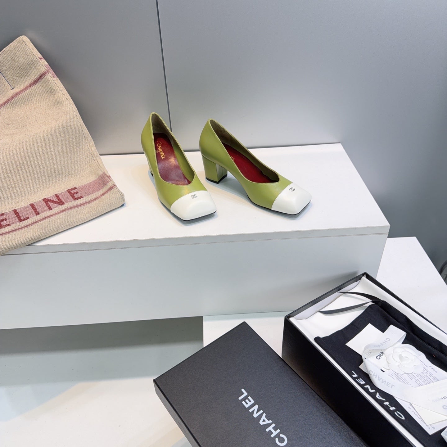 CHANEL 26S SQUARE-TOE HIGH HEELS 55 MM IN GREEN LAMBSKIN WITH WHITE CAP TOE