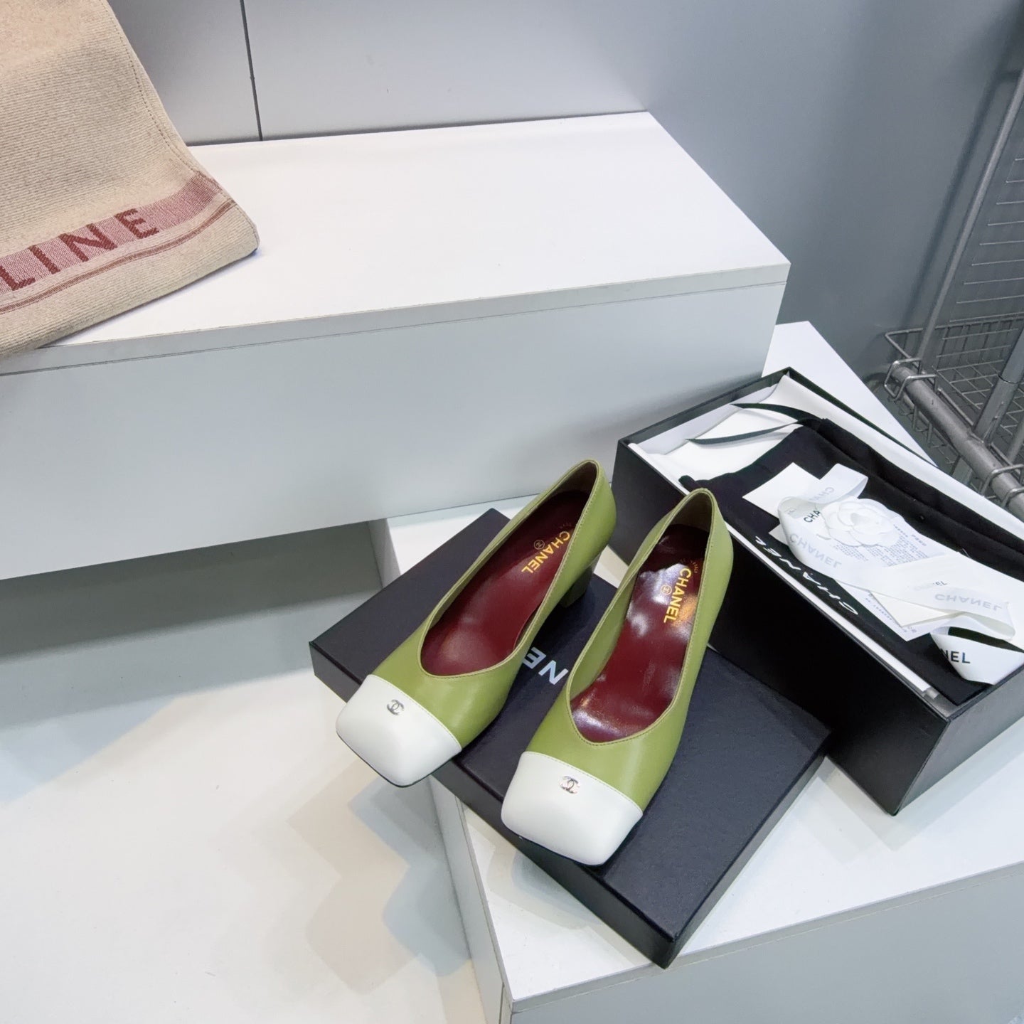 CHANEL 26S SQUARE-TOE HIGH HEELS 55 MM IN GREEN LAMBSKIN WITH WHITE CAP TOE