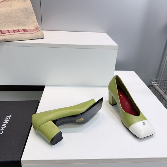 CHANEL 26S SQUARE-TOE HIGH HEELS 55 MM IN GREEN LAMBSKIN WITH WHITE CAP TOE