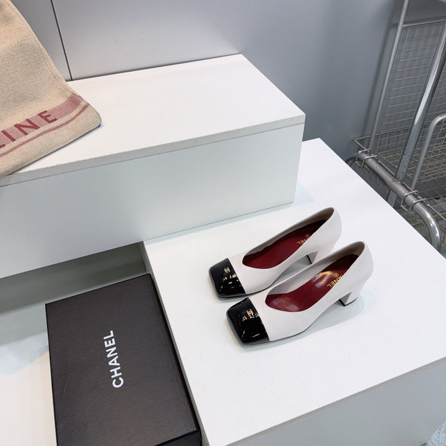 CHANEL 26S SQUARE-TOE HIGH HEELS 55 MM IN WHITE LAMBSKIN WITH BLACK CAP TOE