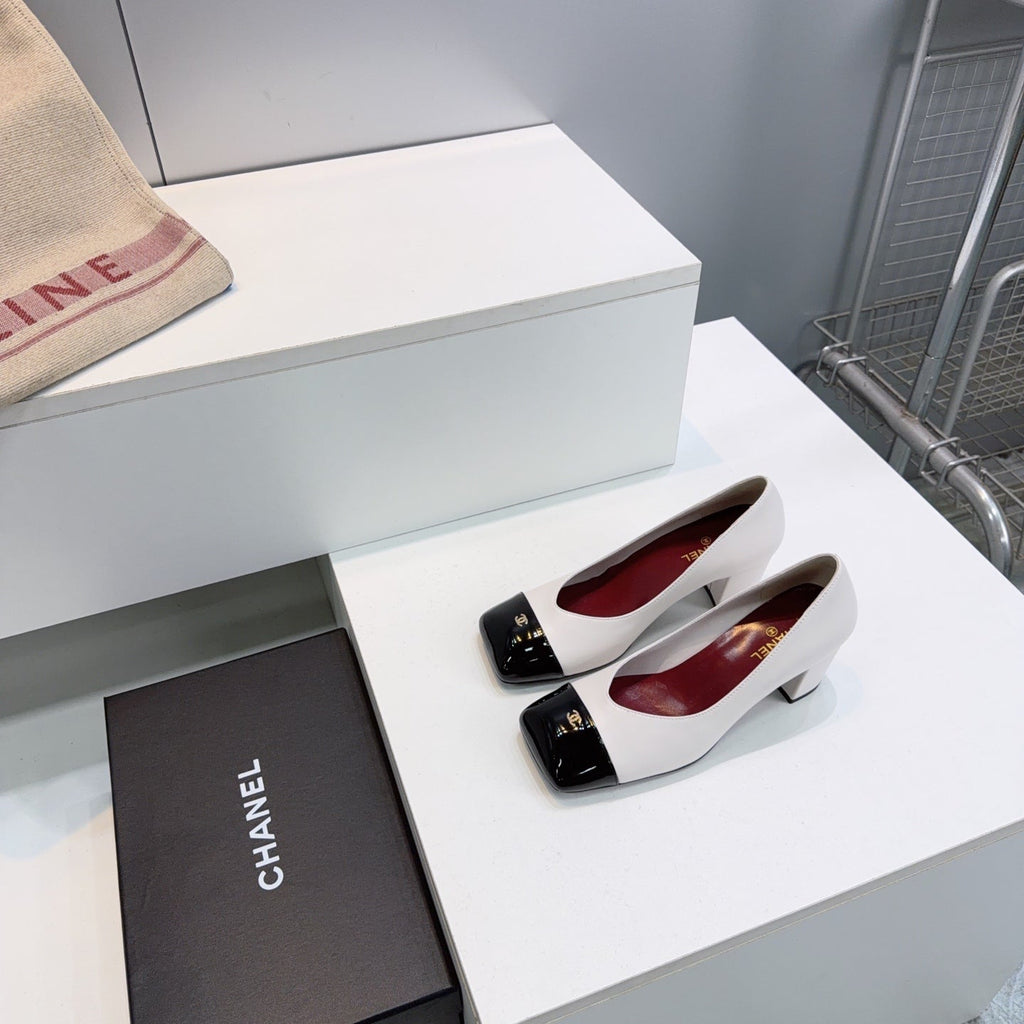 CHANEL 26S SQUARE-TOE HIGH HEELS 55 MM IN WHITE LAMBSKIN WITH BLACK CAP TOE