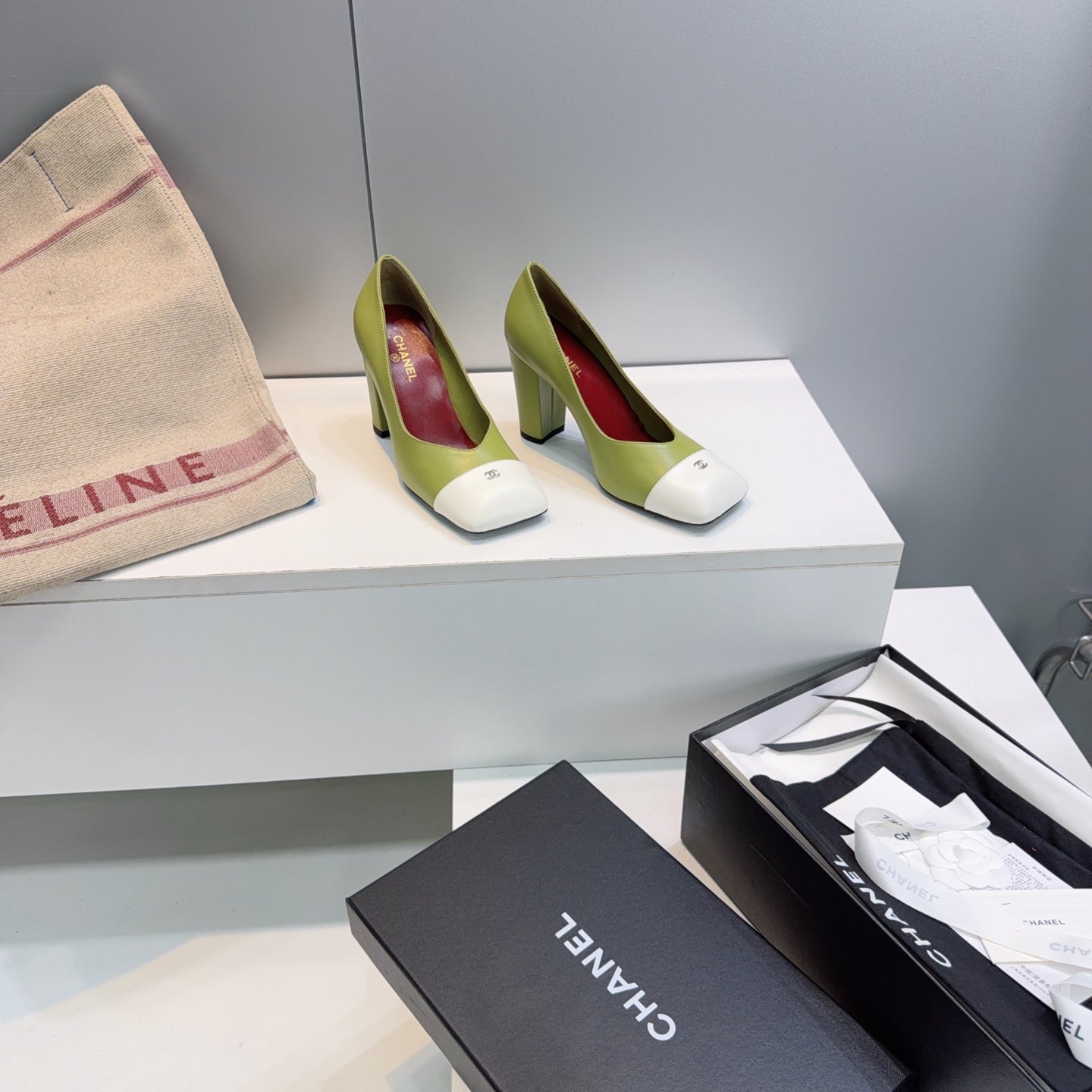 CHANEL 26S SQUARE-TOE HIGH HEELS 95 MM IN GREEN LAMBSKIN WITH WHITE CAP TOE