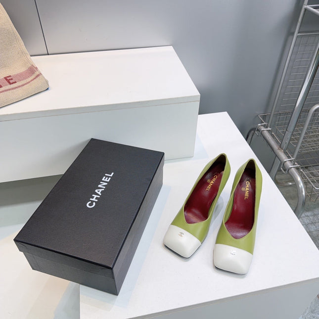 CHANEL 26S SQUARE-TOE HIGH HEELS 95 MM IN GREEN LAMBSKIN WITH WHITE CAP TOE