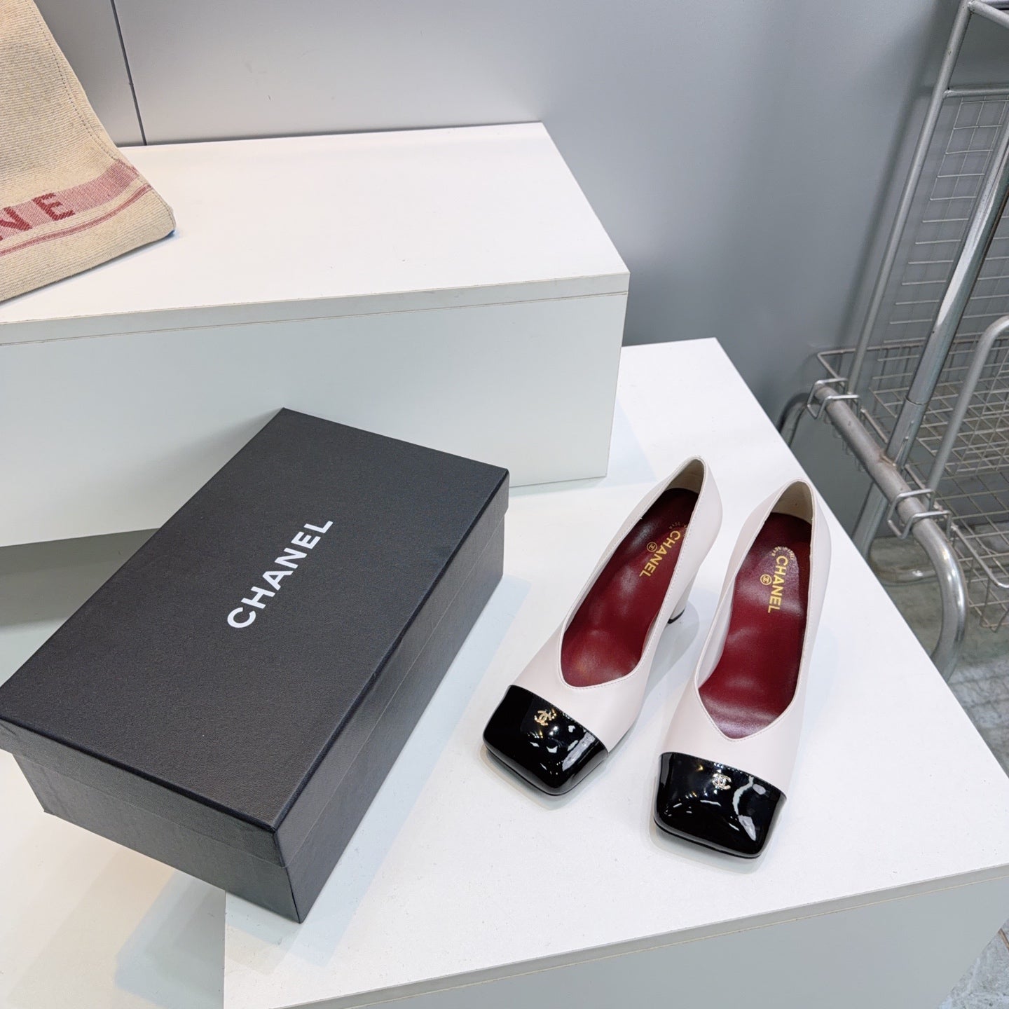 CHANEL 26S SQUARE-TOE HIGH HEELS 95 MM IN WHITE LAMBSKIN WITH BLACK CAP TOE