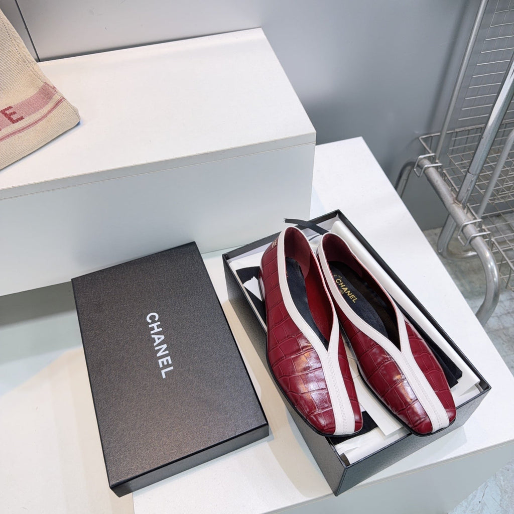 CHANEL 26S SQUARE-TOE FLATS IN RED CROCODILE-EMBOSSED LAMBSKIN WITH WHITE TRIM
