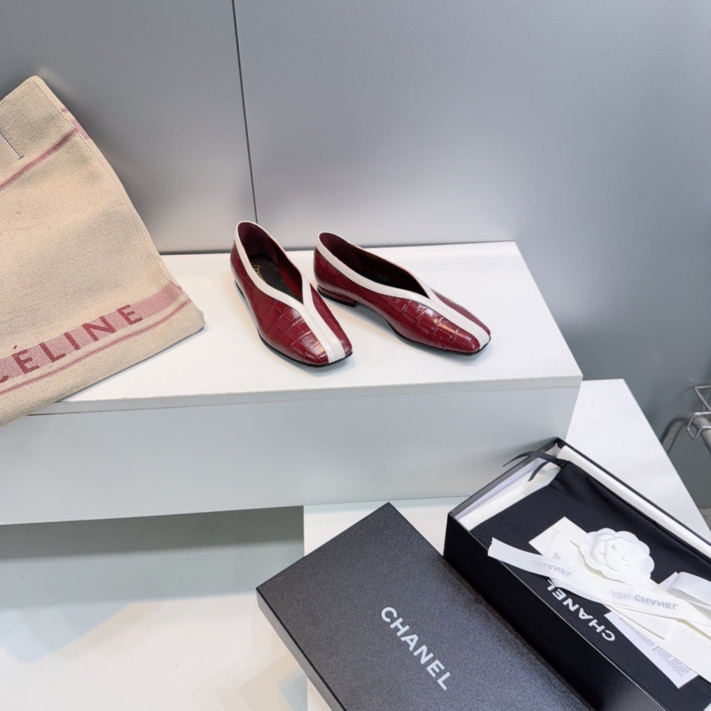 CHANEL 26S SQUARE-TOE FLATS IN RED CROCODILE-EMBOSSED LAMBSKIN WITH WHITE TRIM