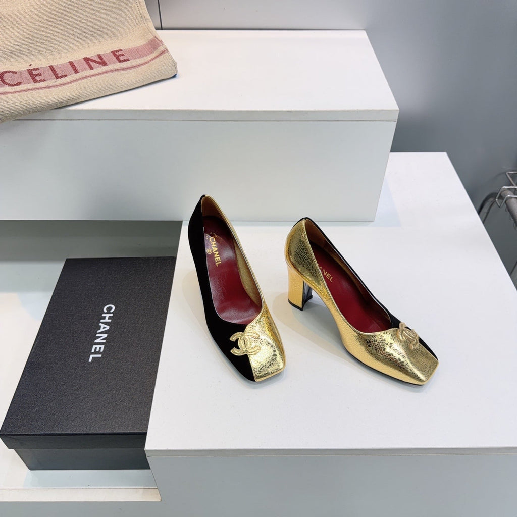 CHANEL 26S SQUARE-TOE HIGH HEELS 95 MM IN GOLD LAMBSKIN AND BLACK SUEDE