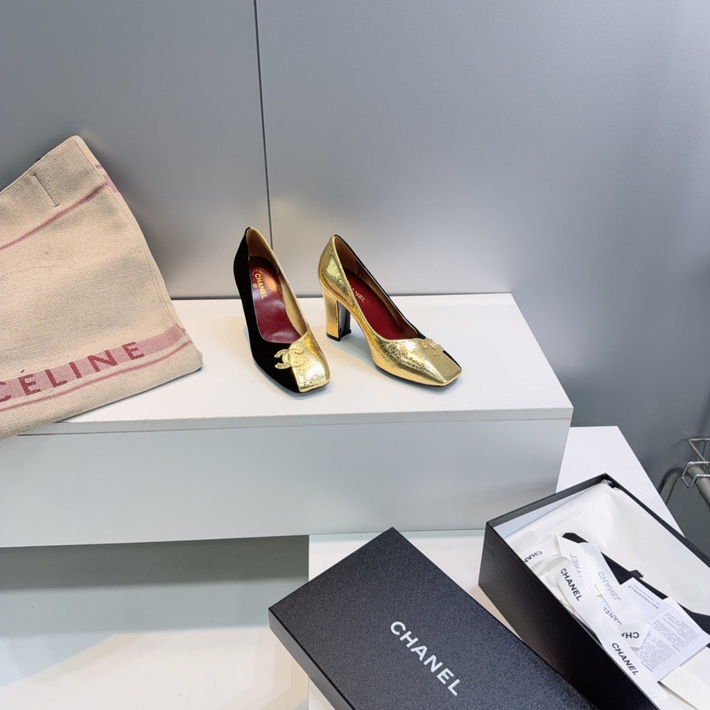 CHANEL 26S SQUARE-TOE HIGH HEELS 95 MM IN GOLD LAMBSKIN AND BLACK SUEDE