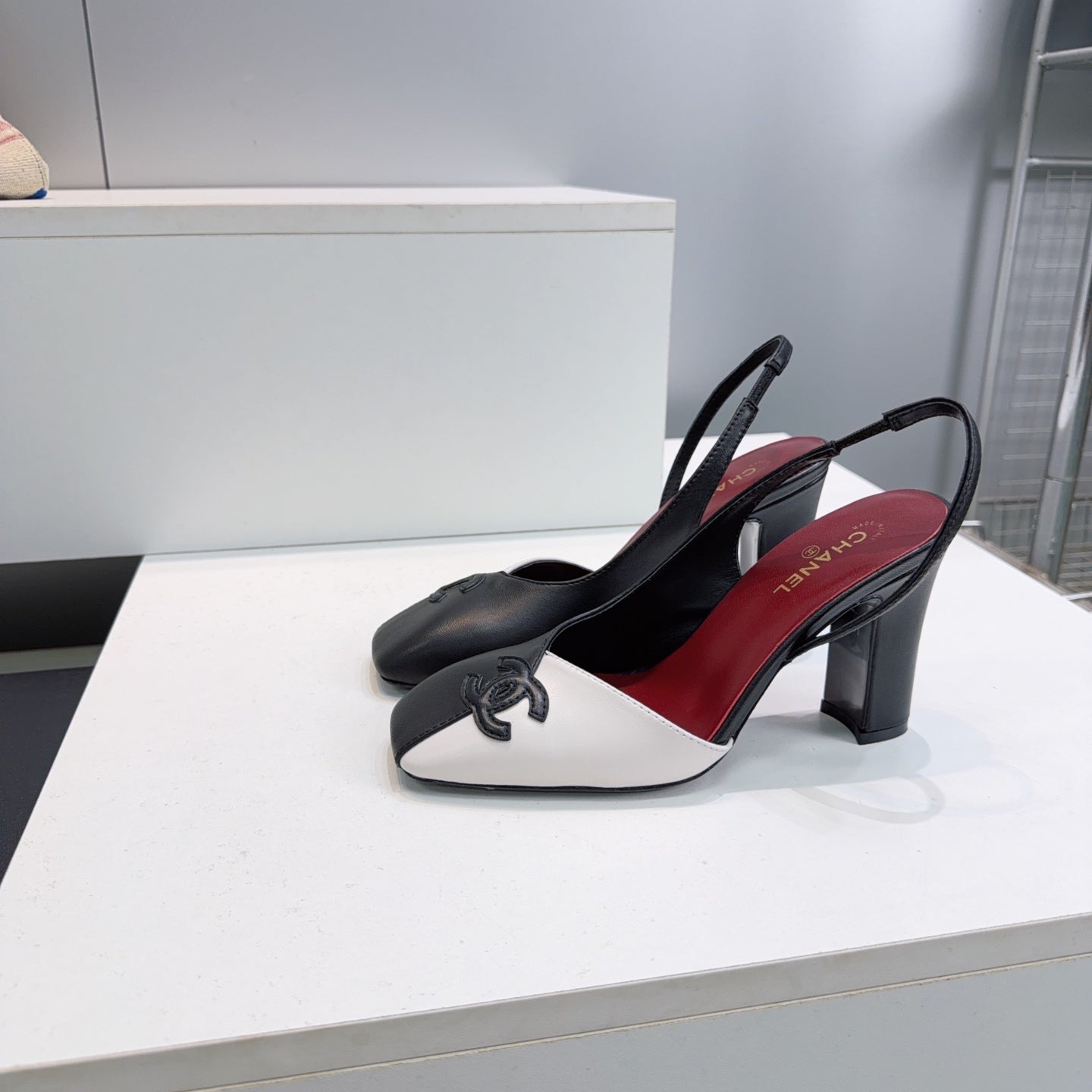CHANEL 26S SLINGBACK 100 MM IN BLACK AND WHITE LAMBSKIN