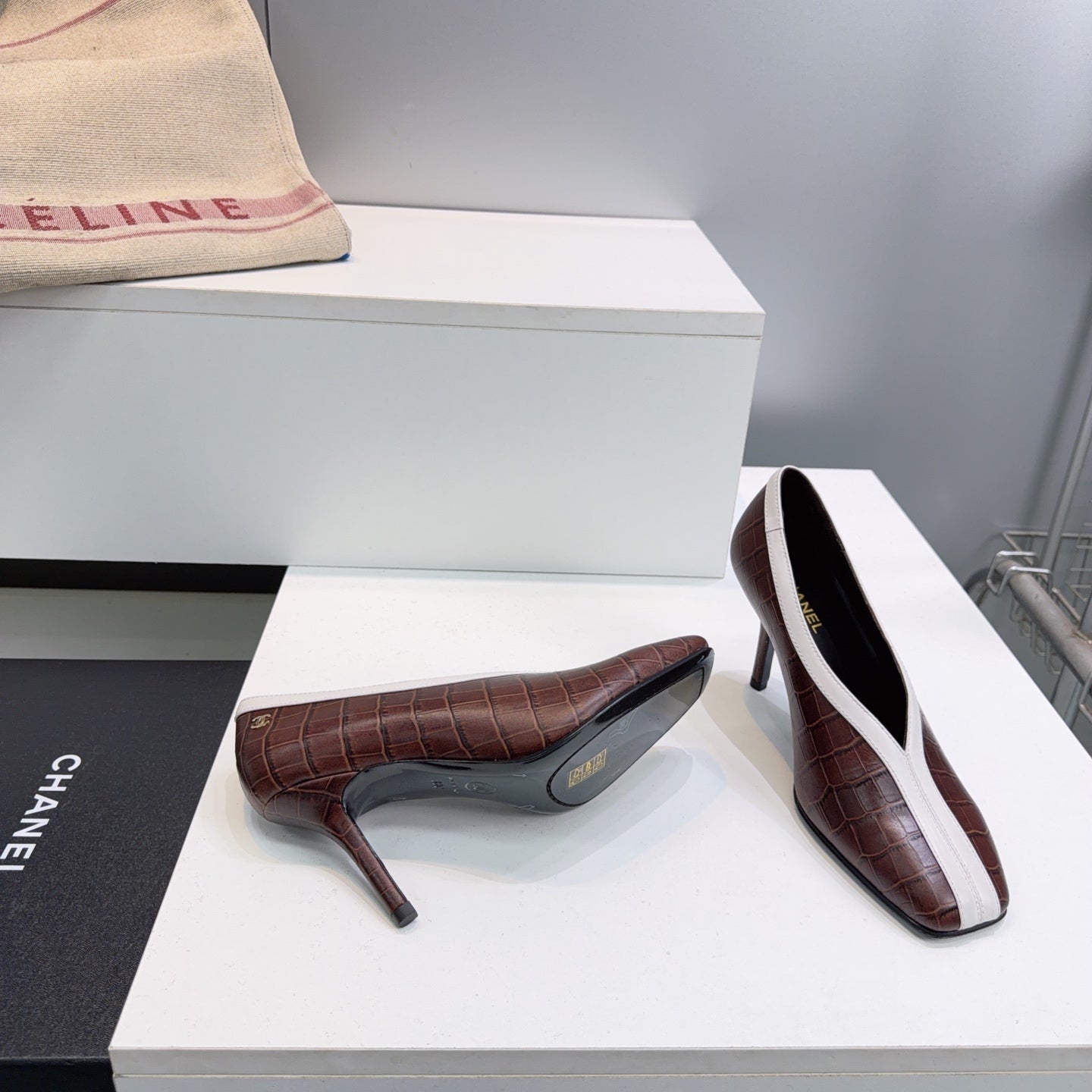 CHANEL 26S HIGH HEELS 100 MM IN BREDDISH BROWN CROCODILE-EMBOSSED CALFSKIN